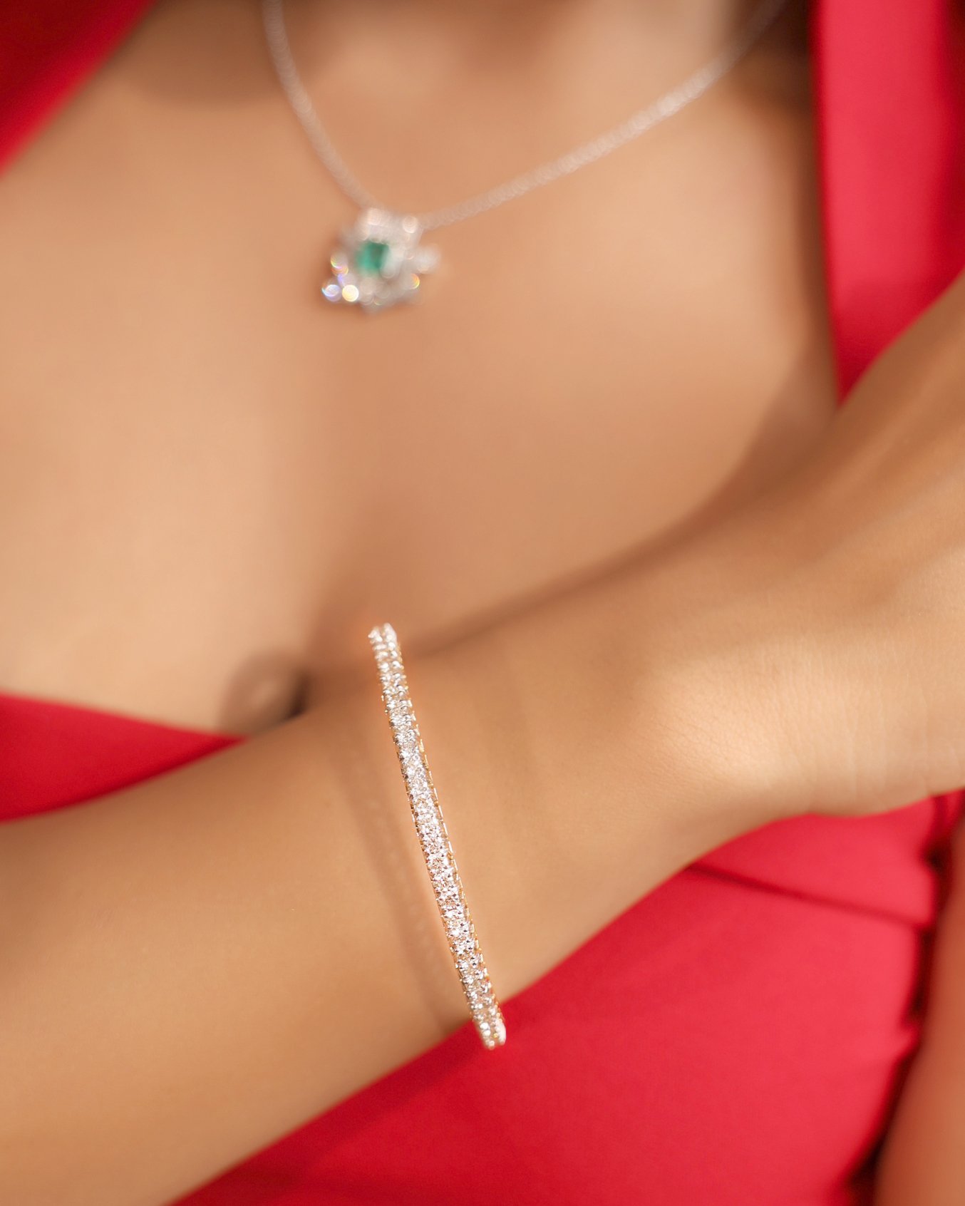 How to Style Lightweight Gold Jewelry for a Chic, Minimalist Look That Feels Expensive