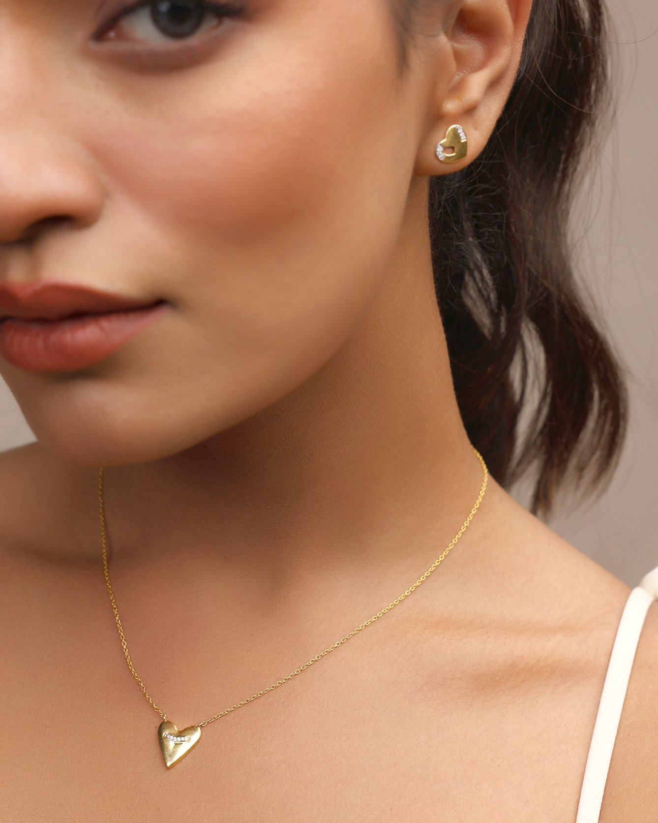 5 Types of Lightweight Everyday Gold Necklaces & A Complete Guide to Styling Them